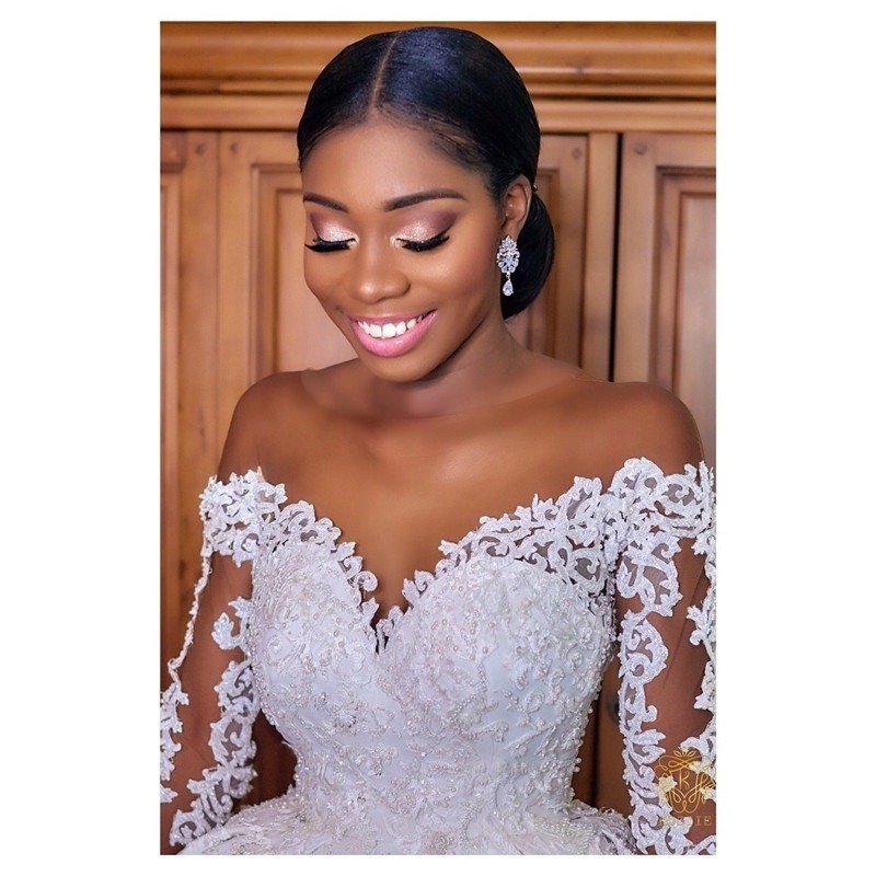 Brautkleid mit Perlen im dreidimensionalen Schnitt – Bild 3