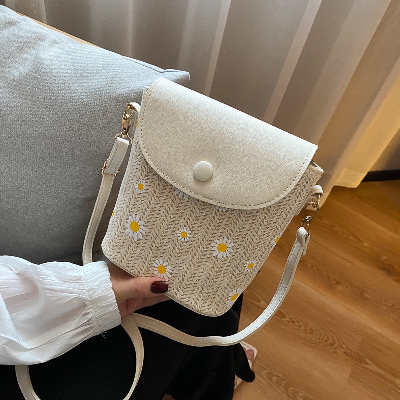 Brauttasche aus Raffiabast mit Plissee-Details